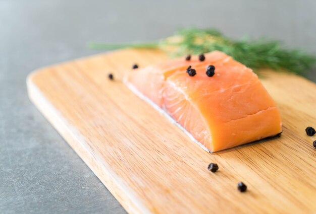 Filetto di salmone fresco a bordo