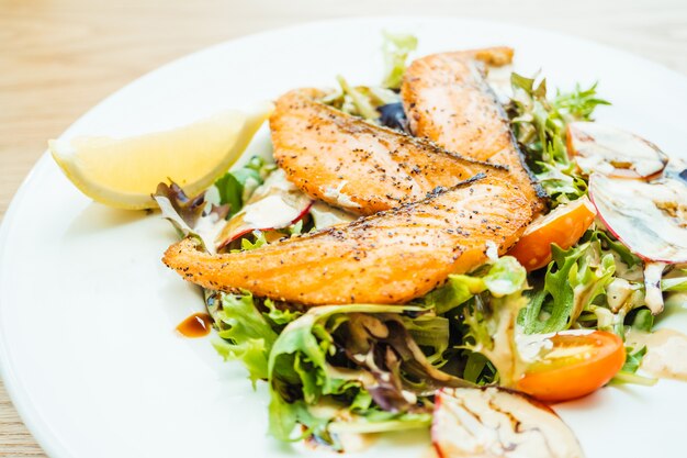 Filetto di salmone grigliato con insalata di verdure