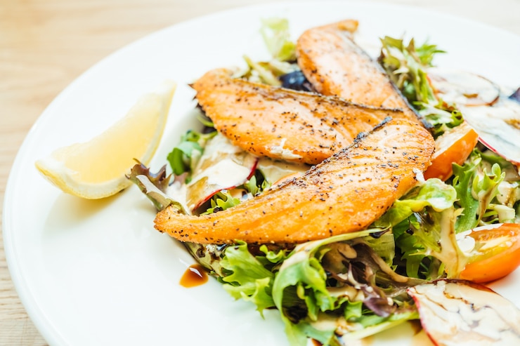 Foto gratuito filetto di salmone grigliato con insalata di verdure