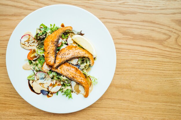 Filetto di salmone grigliato con insalata di verdure