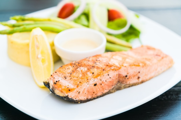 filetto pasto piatto di salmone fritto