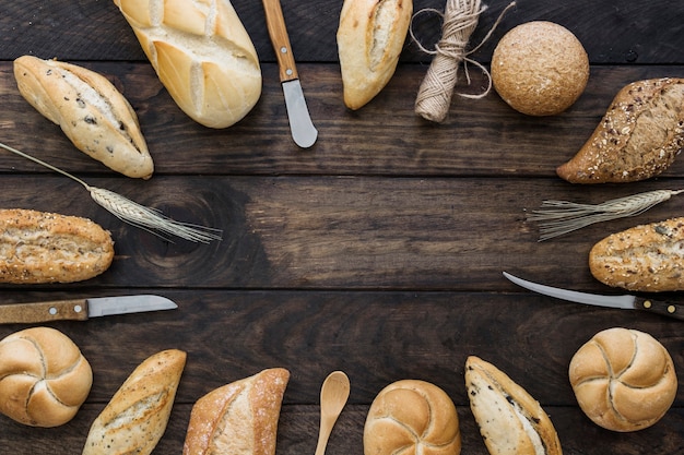 Fili e coltelli vicino al pane