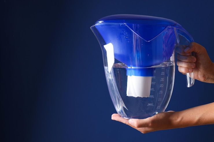 Foto gratuito filtro d'acqua con un tappo blu su uno sfondo blu