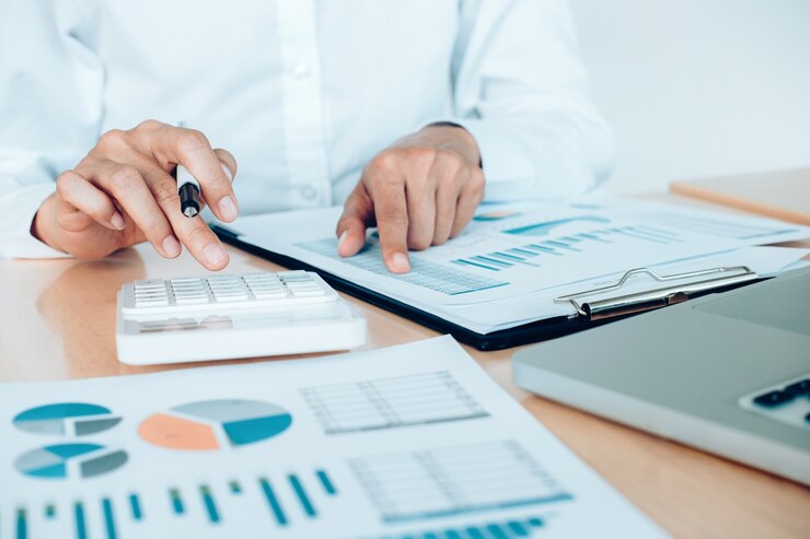 Foto gratuito finanza salva economia concetto. calcolatore o calcolatore femminile.