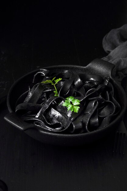 Fine deliziosa della pasta nera in su