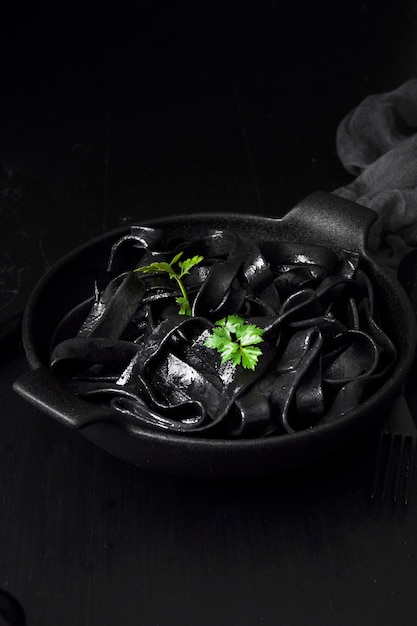 Fine deliziosa della pasta nera in su