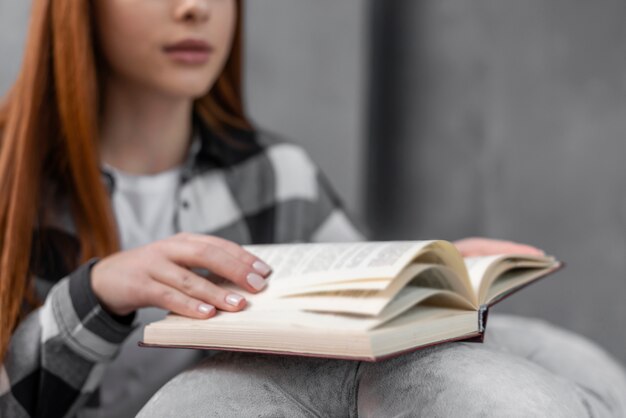 Fine femminile irriconoscibile del libro di lettura in su