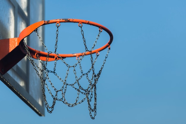 Fine metallica del cerchio di pallacanestro in su