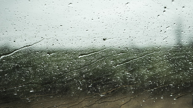 Finestra in cristallo con gocce d'acqua