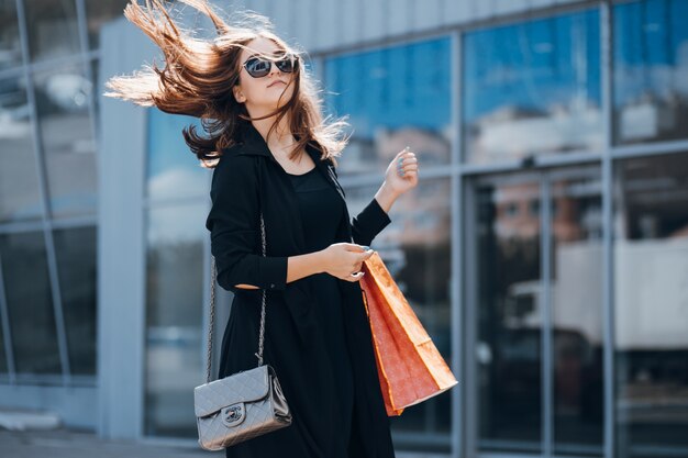 finestre ragazza modello di capelli felice