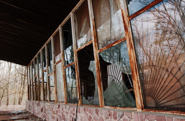 Finestre rotte a telaio arrugginito sul disastro di Chernobyl in Ucraina