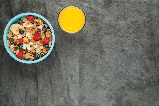 Fiocchi di granturco e succo d&#39;arancia per la prima colazione