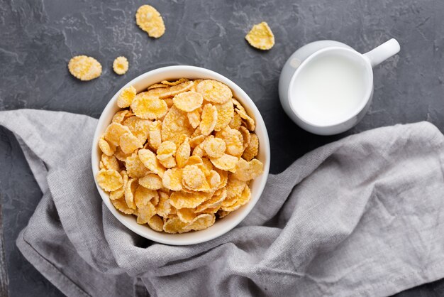 Fiocchi di mais di vista superiore in ciotola per la colazione con latte