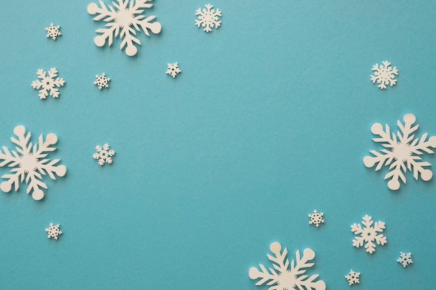 Fiocchi di neve bianchi minimalisti di vista dall'alto