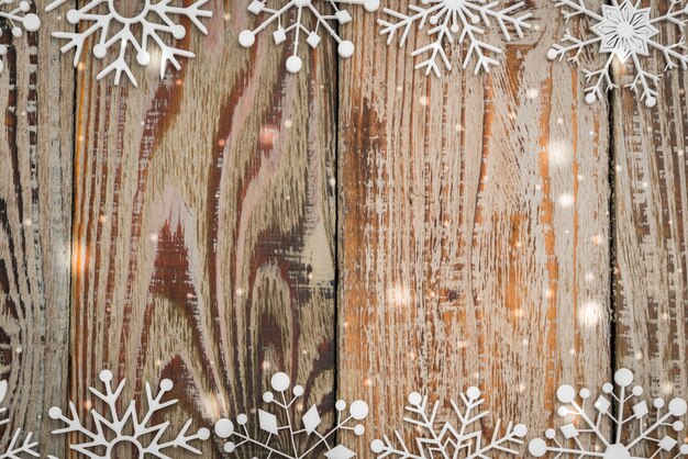 Fiocchi di neve di carta su fondo in legno