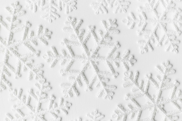 Fiocchi di neve sulla superficie bianca
