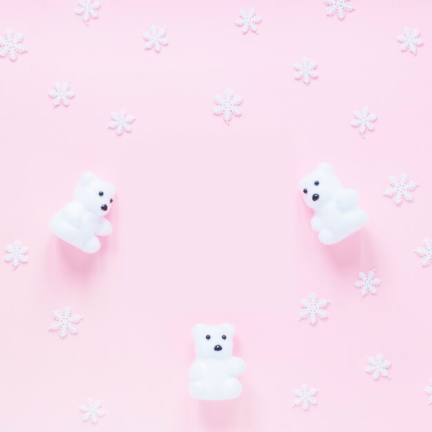 Fiocchi di neve vicino a orsi giocattolo