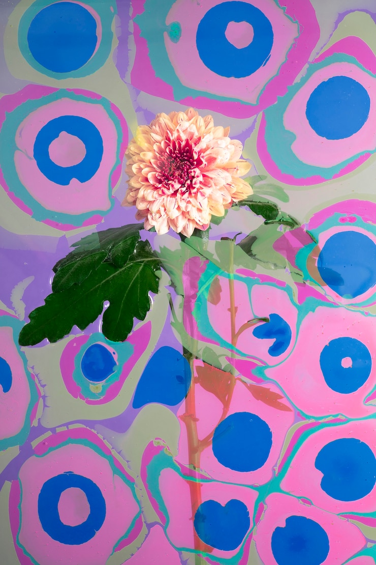 Foto gratuito fiore con un dipinto psichedelico