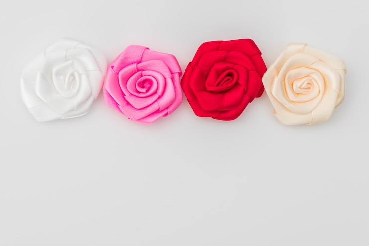 Foto gratuito fiore della rosa del nastro su sfondo bianco.