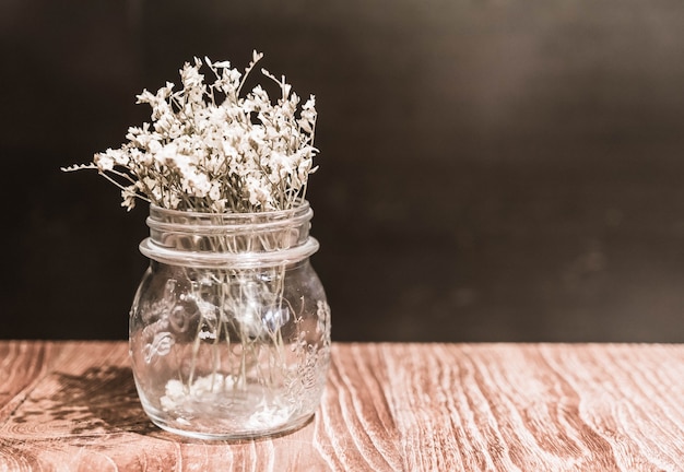 Fiore in vaso decorazione sul tavolo da pranzo