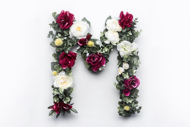 Fiore lettera M monogramma floreale foto gratis