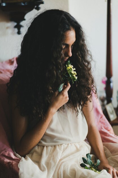 Fiore sentente l&#39;odore della bella donna