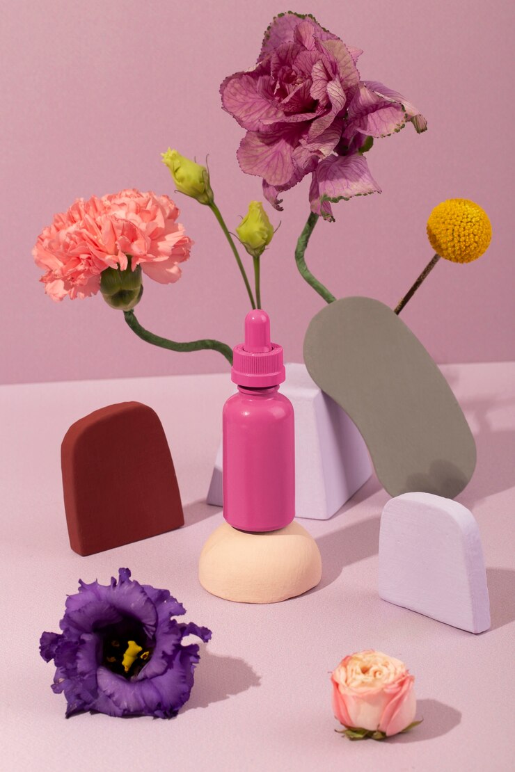 Foto gratuito fiori ad alto angolo e composizione cosmetica