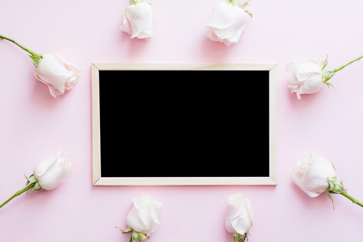 Foto gratuito fiori decorativi con una lavagna