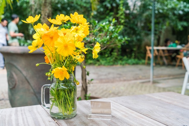 fiori decorazione sul tavolo da pranzo