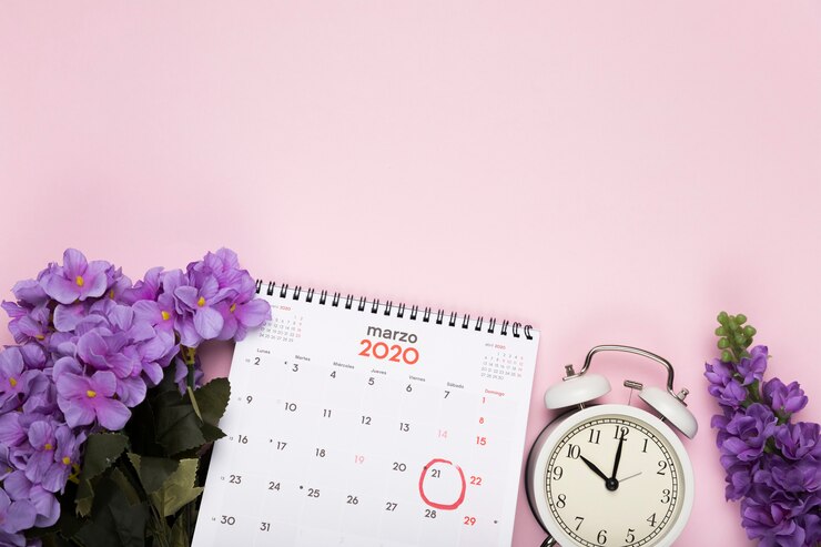 Foto gratuito fiori del fiore con il calendario e l'orologio accanto