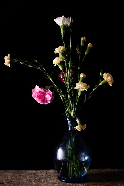 Fiori del fiore dell'angolo alto sul vaso