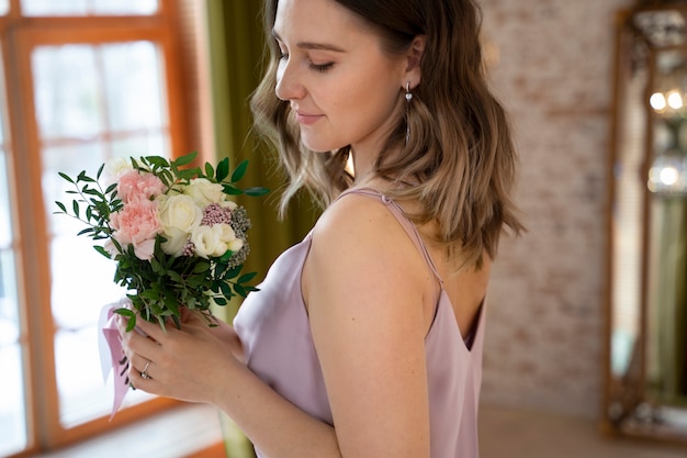 Fiori della holding della donna del colpo medio