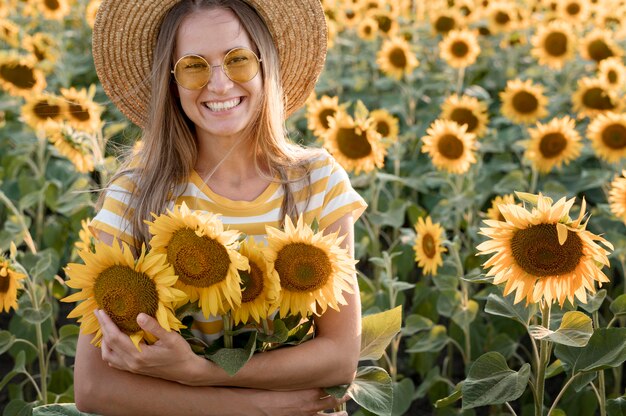 Fiori della holding della donna di smiley del colpo medio