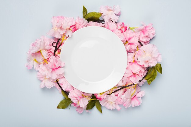Fiori di fiore piatto distesi sul tavolo
