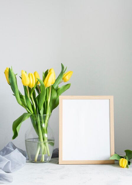 Fiori di primavera in vaso con cornice accanto