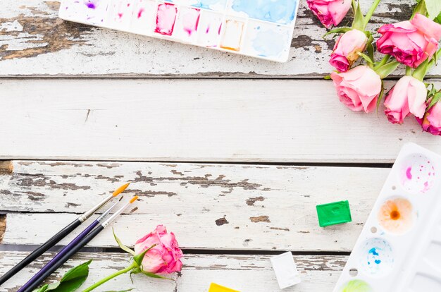 Fiori di vista superiore con materiale pittoresco sulla tavola di legno