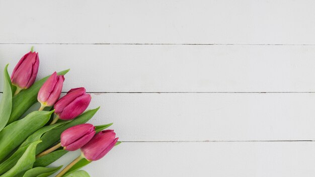 Fiori di vista superiore su fondo di legno con lo spazio della copia