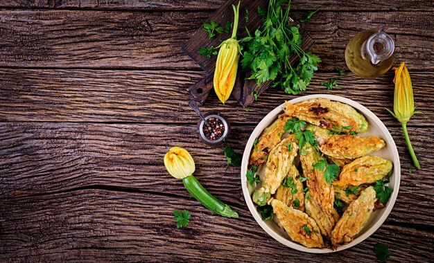 Fiori di zucca fritti ripieni di ricotta ed erbe verdi