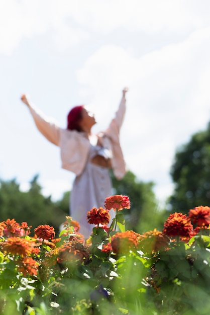 Fiori e donna con giacca