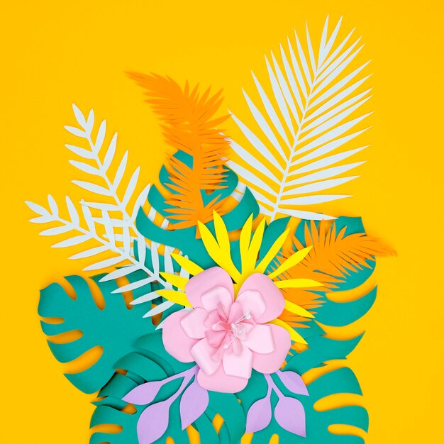 Fiori e foglie di carta in fiore
