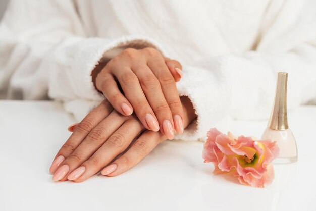 Fiori e smalto per manicure belli sani