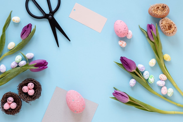 Fiori ed uova dipinte per pasqua