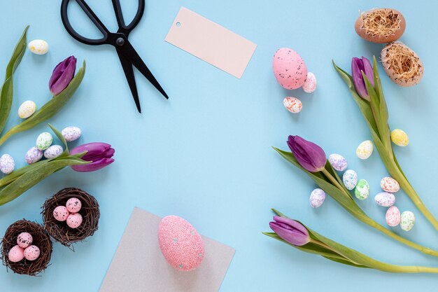 Fiori ed uova dipinte per pasqua