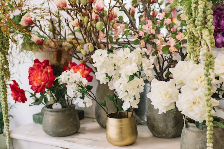 Foto gratuito fiori eleganti in vaso