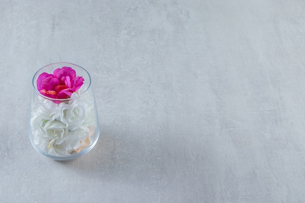 Fiori freschi in un vaso di vetro, sul tavolo di marmo.