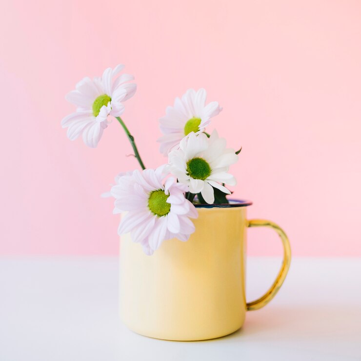 Foto gratuito fiori in tazza gialla