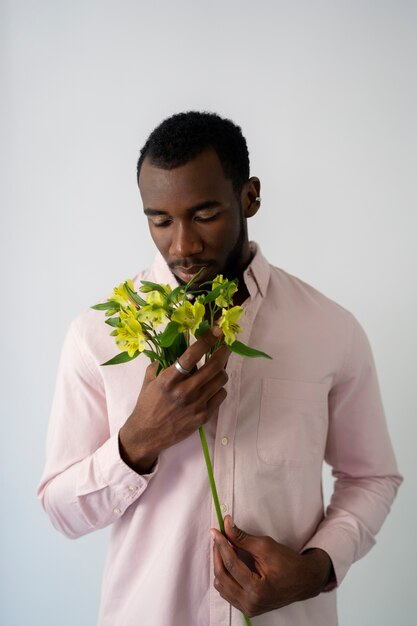 Fiori profumati dell'uomo del tiro medio