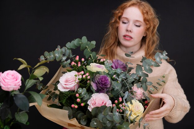 Fiorista a colpo medio con fiori