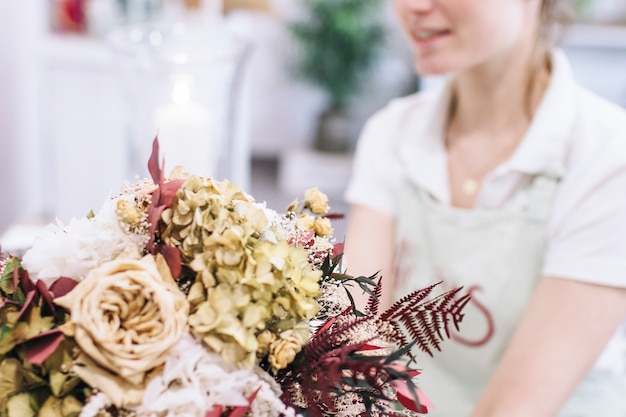 Fiorista delle colture con bouquet elegante