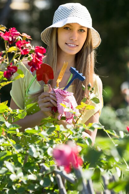 Fiorista femminile che lavora nel giardino